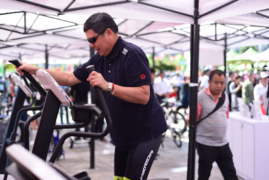 车架与前叉的重量仅1公斤的顶级公路自行车、可单手折叠的便携式跑步机、防蚊虫且抗UV的“蚊疯不动”户外装,还有能准确侦测心房颤动、预知中风的血压计,行李箱造型、能提供紧急医疗用电与户外电力的“可携式的储能系统”、首度全车采用航空等级超轻量碳纤维的折叠车等等,现场展品琳琅满目,新颖的理念和精巧的设计都让人赞叹不已。
