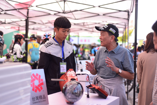 车架与前叉的重量仅1公斤的顶级公路自行车、可单手折叠的便携式跑步机、防蚊虫且抗UV的“蚊疯不动”户外装,还有能准确侦测心房颤动、预知中风的血压计,行李箱造型、能提供紧急医疗用电与户外电力的“可携式的储能系统”、首度全车采用航空等级超轻量碳纤维的折叠车等等,现场展品琳琅满目,新颖的理念和精巧的设计都让人赞叹不已。