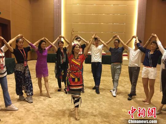 台湾舞者教学台湾阿美族丰年祭舞蹈。 缪丽容 摄