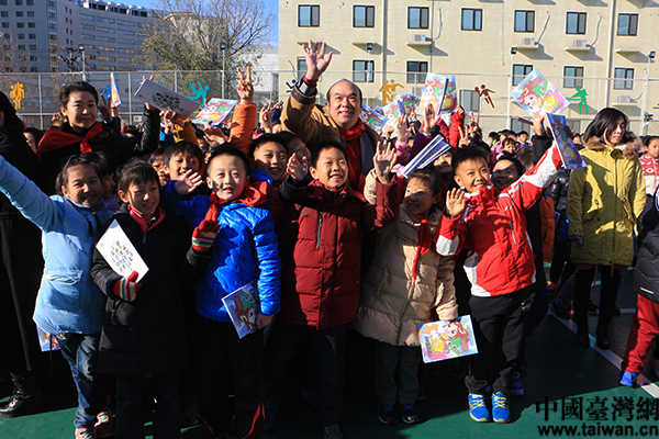 两岸同胞携手办公益 环保漫画书走进奋斗小学