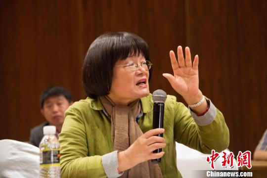 图为季季在座谈会上发言 图为季季在座谈会上发言
