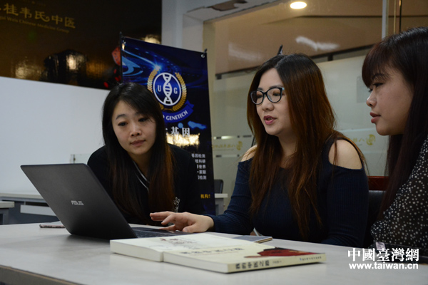 燿麒科技股份有限公司董事长李巧如(中)正在介绍公司业务