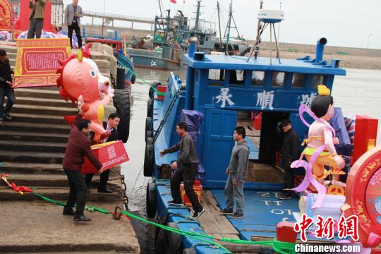 ������β���������������͵�45�黨���ڸ���������᪶�̨��ͷװ�����������棬��ص�ʮ��조����ͬ����Ԫ�����������վ� ��