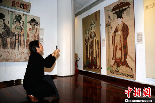 图为观众拍摄展品。<a target='_blank' href='http://www.chinanews.com/'><p align=