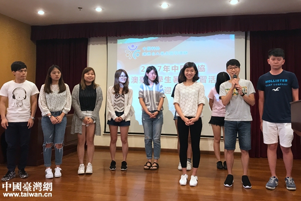 来自港澳台各个高校团的学生团长上台发言。