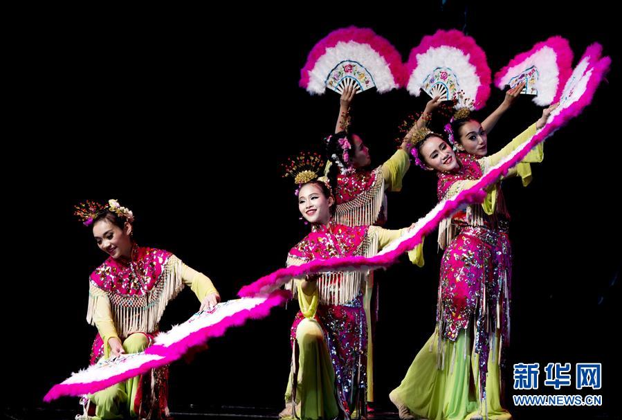 ̨������赸����Ա�ڱ��ݡ�����ӭ�����衷��