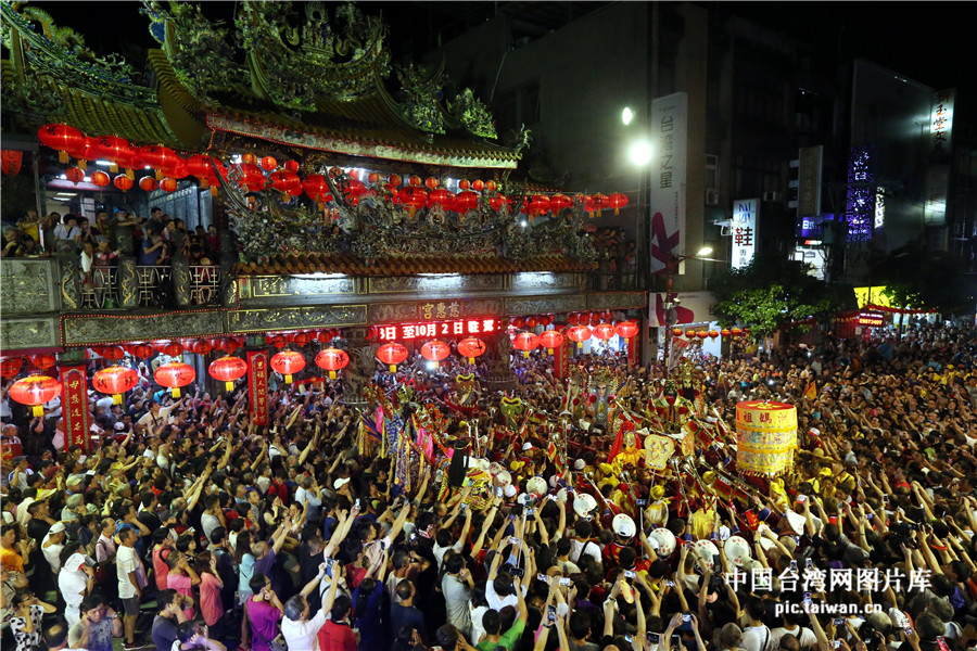 湄洲妈祖金身20年后再巡游台湾 接驾信众逾千 湄洲妈祖金身20年后再巡游台湾 接驾信众逾千