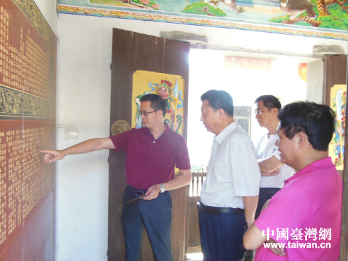 刘耿主任、连介德主委等认真查看文字资料 刘耿主任、连介德主委等认真查看文字资料