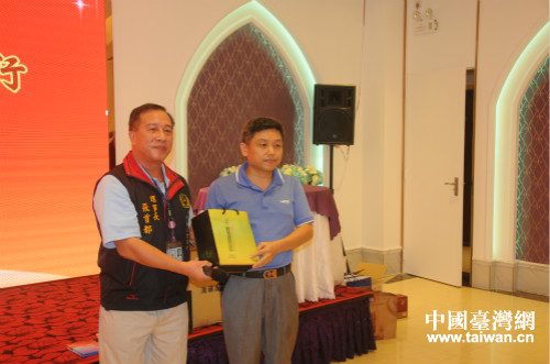 海南省台办王克禧副主任(右)与新北市外勤记者协会张首都理事长在一起 海南省台办王克禧副主任(右)与新北市外勤记者协会张首都理事长在一起