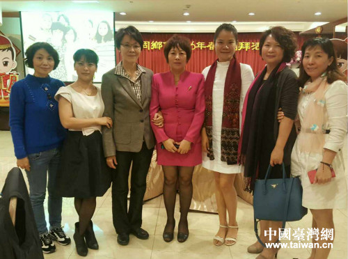 高雄市海南同乡会理事长林金美(左四)、台湾地区民意代表黄昭顺(左三)与海南乡亲合影 高雄市海南同乡会理事长林金美(左四)、台湾地区民意代表黄昭顺(左三)与海南乡亲合影