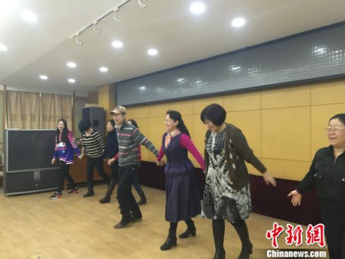 台胞共唱《鼓浪屿之波》 郝烨 摄