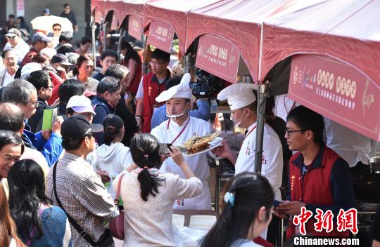 图为河北美食吸引许多人购买。 河北省文化厅供图 摄