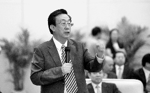 在豫粤经贸合作交流见面会上,郭庚茂站着讲话向粤商表达自己的诚意。