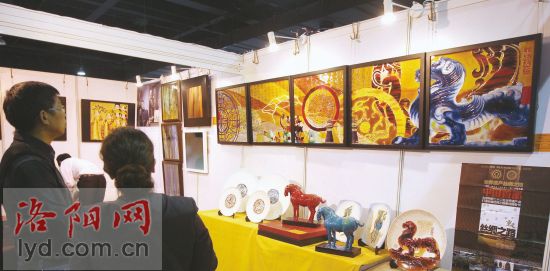 游客在欣赏郭爱和的三彩作品 游客在欣赏郭爱和的三彩作品