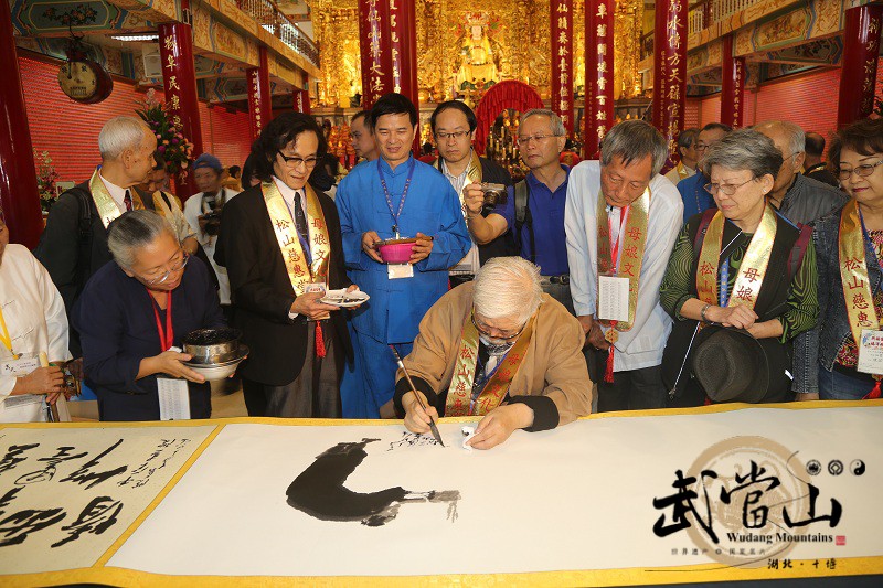 98岁高龄、中华画院院长、当代书画泰斗李奇茂为武当山玄天上帝台湾巡境泼墨作画 98岁高龄、中华画院院长、当代书画泰斗李奇茂为武当山玄天上帝台湾巡境泼墨作画