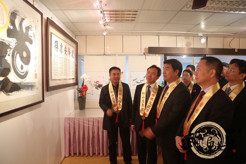 国台办肖洪处长等一行参观海峡两岸书画展 国台办肖洪处长等一行参观海峡两岸书画展