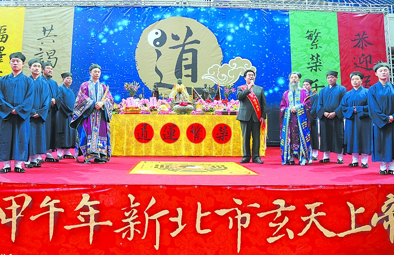 十堰市副市长、武当山特区工委书记、管委会主任李发平(前排右二)在新庄体育馆祈福大法会上致辞 十堰市副市长、武当山特区工委书记、管委会主任李发平(前排右二)在新庄体育馆祈福大法会上致辞