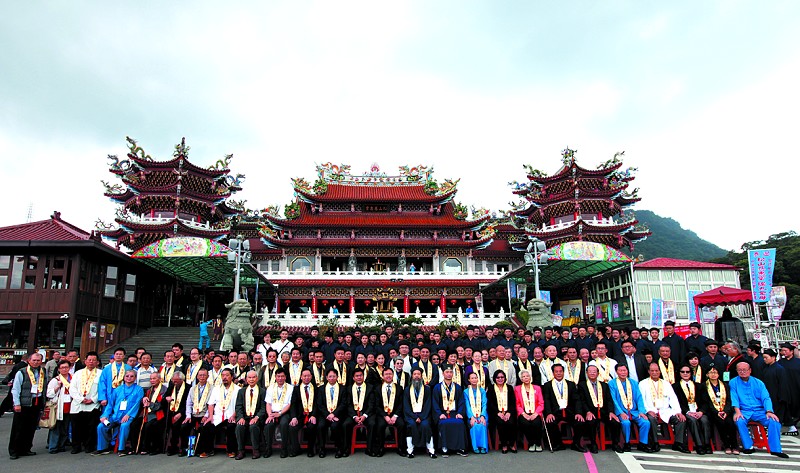 武当山玄帝巡境全体道众及道教文化论坛、两岸书画家在松山慈惠堂合影 武当山玄帝巡境全体道众及道教文化论坛、两岸书画家在松山慈惠堂合影