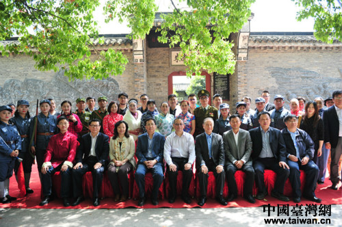 与演职人员合影留念 与演职人员合影留念