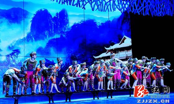 台湾考察团来张家界市旅游景点考察《烟雨张家界》