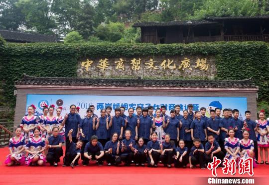 两岸婚姻家庭子女合影。 唐小晴 摄