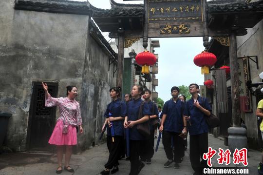 两岸婚姻家庭子女参观洪江古商城。 唐小晴 摄