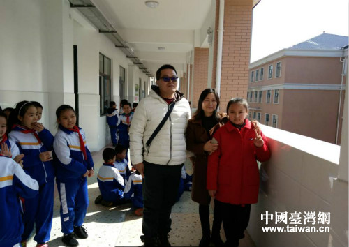 台胞小朋友蔡雨涵进入大陆新校舍(右一为蔡雨涵,右二为段女士,右三为蔡先生) 台胞小朋友蔡雨涵进入大陆新校舍(右一为蔡雨涵,右二为段女士,右三为蔡先生)