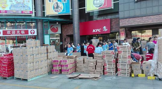 大润发正在分装援助物资 大润发正在分装援助物资
