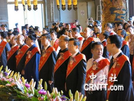 强卫与胡志强为复兴航空死难者祈福 强卫与胡志强为复兴航空死难者祈福