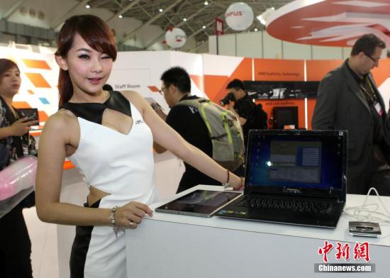 模特展示电脑产品 模特展示电脑产品