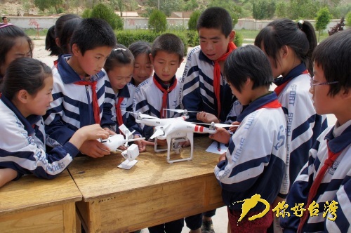新奇的空中拍摄机吸引同学们围观 新奇的空中拍摄机吸引同学们围观