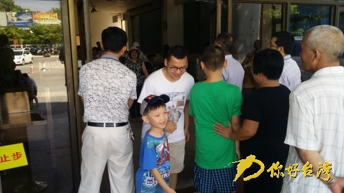 带着小孩回原乡过暑假的台胞 带着小孩回原乡过暑假的台胞