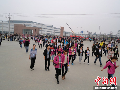 资料图:富士康大陆某厂区,休息时浩浩荡荡的员工涌出厂区大门。中新社发 王中举 摄 资料图:富士康大陆某厂区,休息时浩浩荡荡的员工涌出厂区大门。中新社发 王中举 摄
