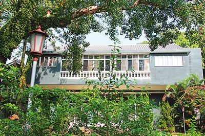 蒋介石官邸掩映在树木花草之间。 蒋介石官邸掩映在树木花草之间。