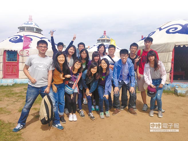 “玉山计划”每年送台生前往知名陆业实习。图为实习台生开心在内蒙古旅游