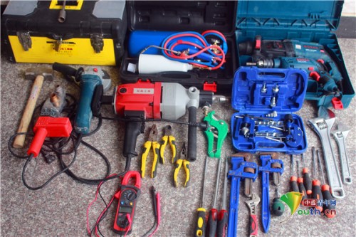 图为每位维修工配备的维修工具。据介绍,这套维修工具价值3000元。受访者供图