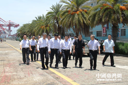 山东省经济合作交流团在高雄前镇渔港考察