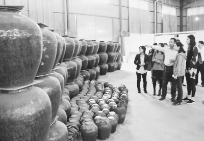 岛内女企业家组团考察永安吉山老酒 岛内女企业家组团考察永安吉山老酒