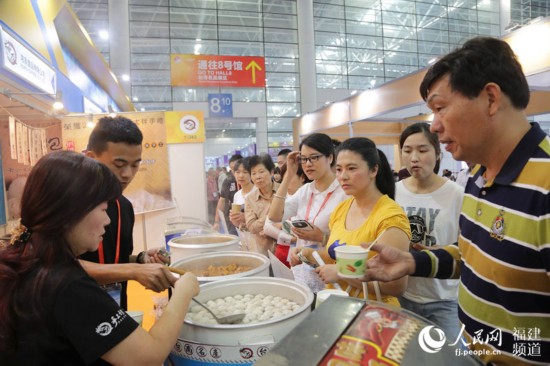 台湾小吃人气火爆 邹家骅摄