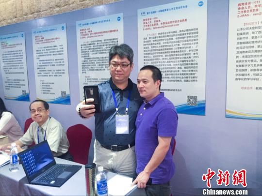 图为两岸企业负责人洽谈后合影留念。 林玲 摄