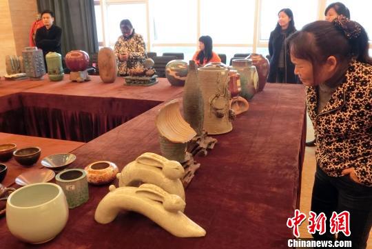 台湾八旬陶艺家向湖南捐赠99件作品以慰乡情 台湾八旬陶艺家向湖南捐赠99件作品以慰乡情
