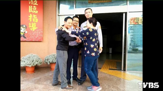 大陆游客喝醉迷路台湾警察致电大陆警局找家人