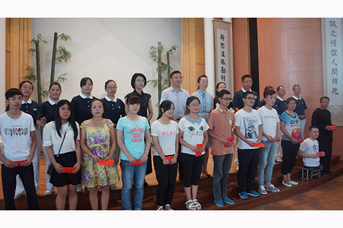 台湾慈济会向35名四川什邡贫困大学生捐赠助