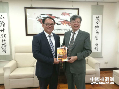 都本伟教授接受台湾辅仁大学江汉声校长赠书 都本伟教授接受台湾辅仁大学江汉声校长赠书