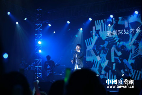 严爵细腻温柔的嗓音深深打动在场观众 严爵细腻温柔的嗓音深深打动在场观众