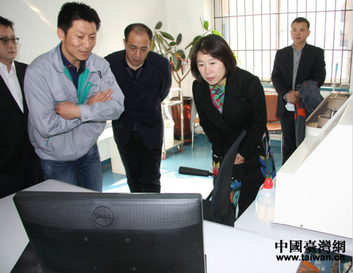 大连市台办主任赵彤走访大连信东高技术材料有限公司 大连市台办主任赵彤走访大连信东高技术材料有限公司