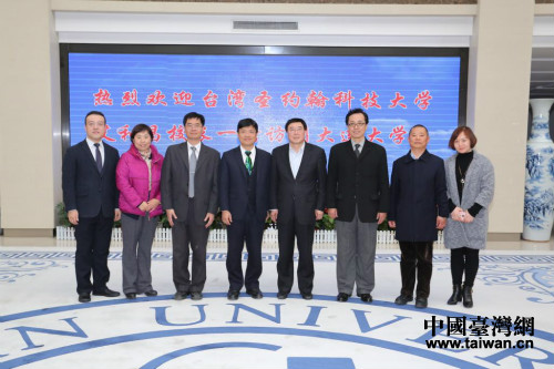 大连大学校领导与参访客人合影 大连大学校领导与参访客人合影