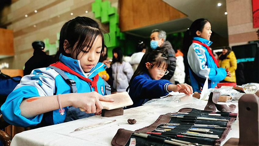 西宁市城中区：小学生陶印作品展亮相