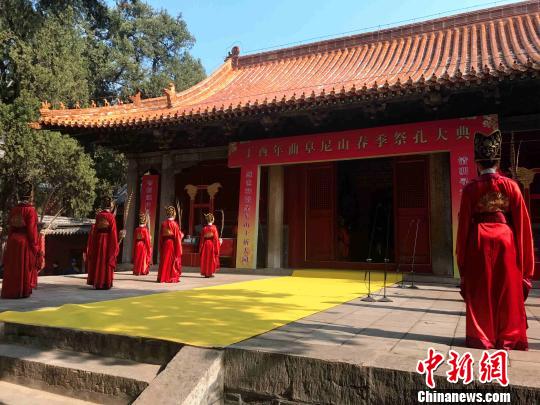 丁酉年春季祭孔大典在孔子出生地曲阜尼山举行 参加祭祀者向至圣先师孔子行鞠躬礼 丁酉年春季祭孔大典在孔子出生地曲阜尼山举行 参加祭祀者向至圣先师孔子行鞠躬礼