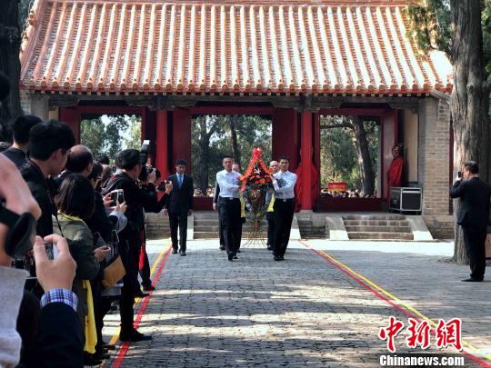 来自海峡两岸的社会各界人士依次向至圣先师孔子像敬献花篮,并行三鞠躬礼 来自海峡两岸的社会各界人士依次向至圣先师孔子像敬献花篮,并行三鞠躬礼